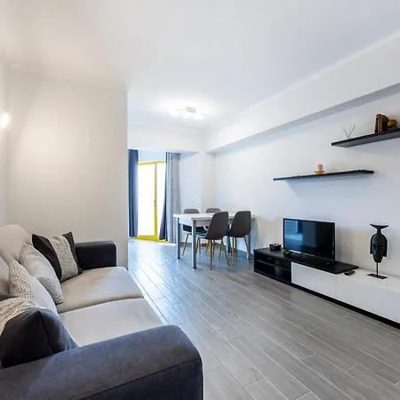 Apartment T1 Da Rocha Cp1- 400m Da *